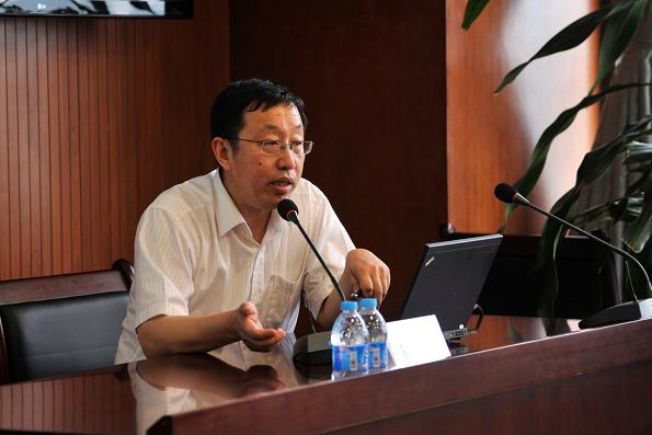 裝備集團(tuán)狄東仁總從水泥工藝出發(fā)向新員工講解新型干法生產(chǎn)線主要設(shè)備、自主研發(fā)裝備及水泥裝備發(fā)展趨勢(shì)。